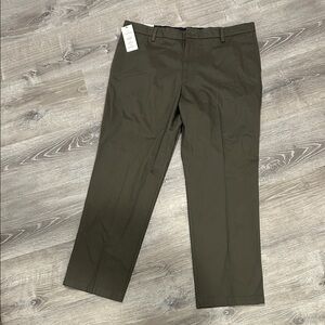 Dockers Men's Dark Pebble Signature Khaki. Size W40xL32. NWT